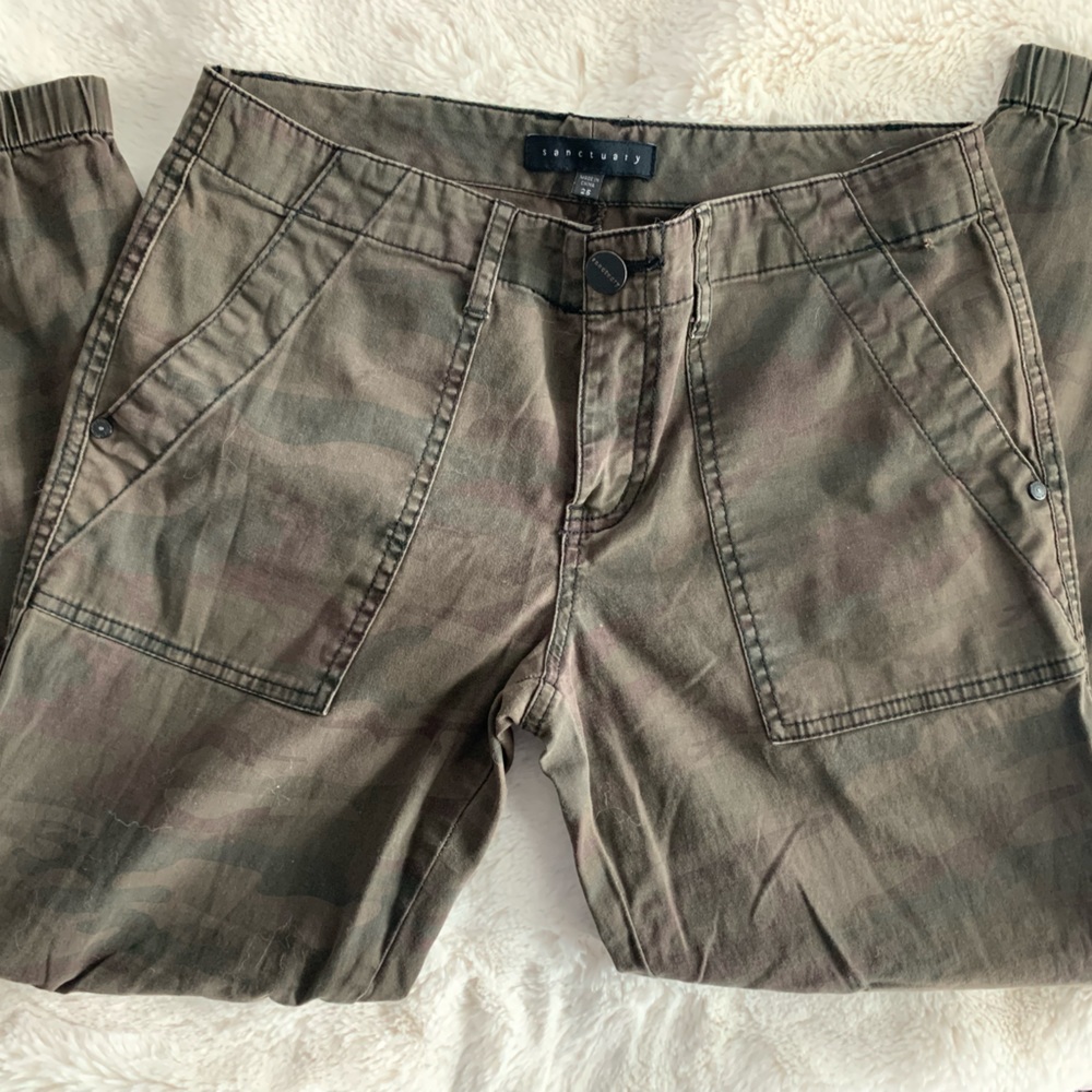 SANCTUARY Peace Trooper Camo jogger pants with side zipper at the hem. Size 25 - Picture 2 of 14